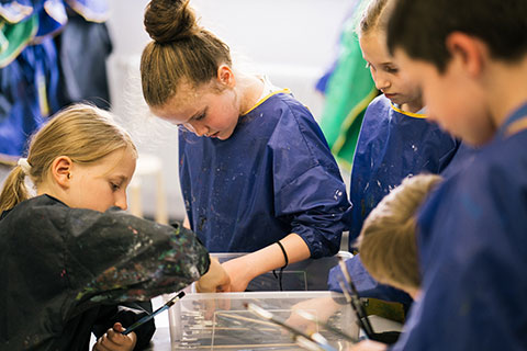 Kinder im Workshop | Foto © Marko Mestrovic