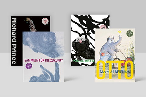 Mehrere Ausstellungskataloge hinter- und nebeneinander gereiht.