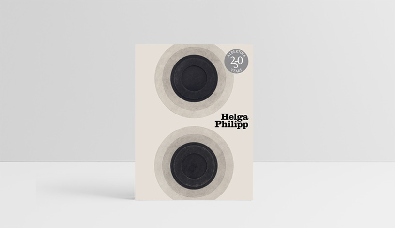 Der Ausstellungskatalog vor grauem Hintergrund. Auf dem Katalog sind zwei Kreise untereinander in Graubabstufungen zu sehen und daneben der Text Helga Philipp und der 250 Jahre ALBERTINA Sticker.