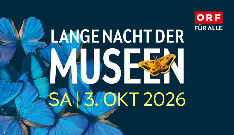 Dunkelblauer Hintergrund mit mehreren hellblauen Schmetterlingen übereinander und darüber der Text LANGE NACHT DER MUSEEN SA 3. OKT 2026 und ein gelber Falter über dem 