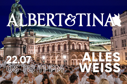 Blick auf die Albertina Terrasse mit vielen Menschen, die weiß gekleidet sind.