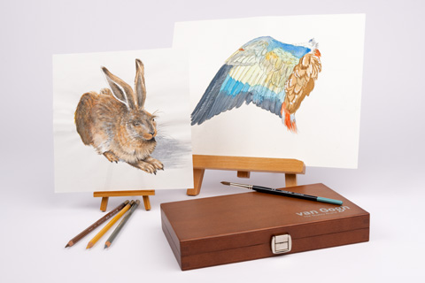 Zwei Staffeleien, einmal mit einem Hasen und einmal mit einem Vogelflügel und darunter ein geschlossener Koffer und Pinsel.