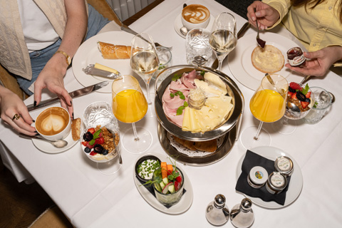 Voll gedeckter Frühstückstisch mit Getränken und verschiedenen Speisen | Foto © Daniel Antalfi