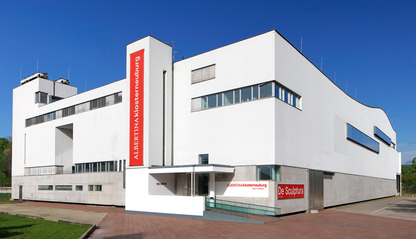 Modernes, weißes Gebäude mit rotem Schriftzug ALBERTINA KLOSTERNEUBURG