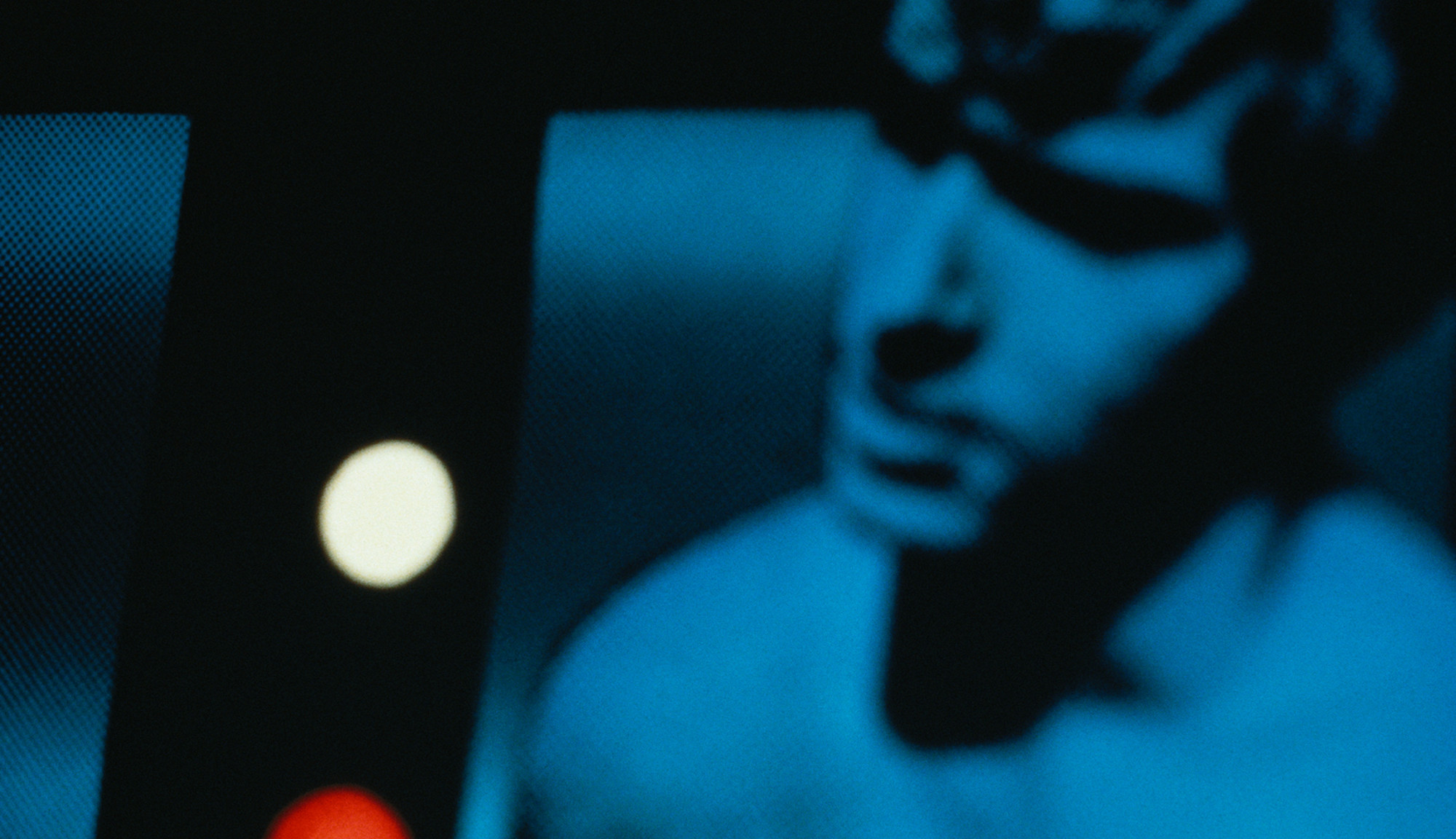 Blaue Farbfotografie eines Mannes im Porträt